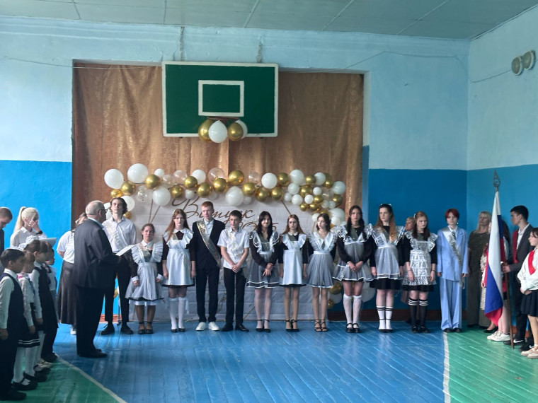 Последний звонок для учащихся 9 и 11 классов..